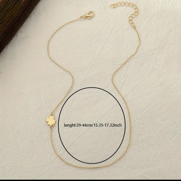 BOGO! Dainty 4 leaf clover Necklace in Gold - Boutique NEW - Picture 4 of 7